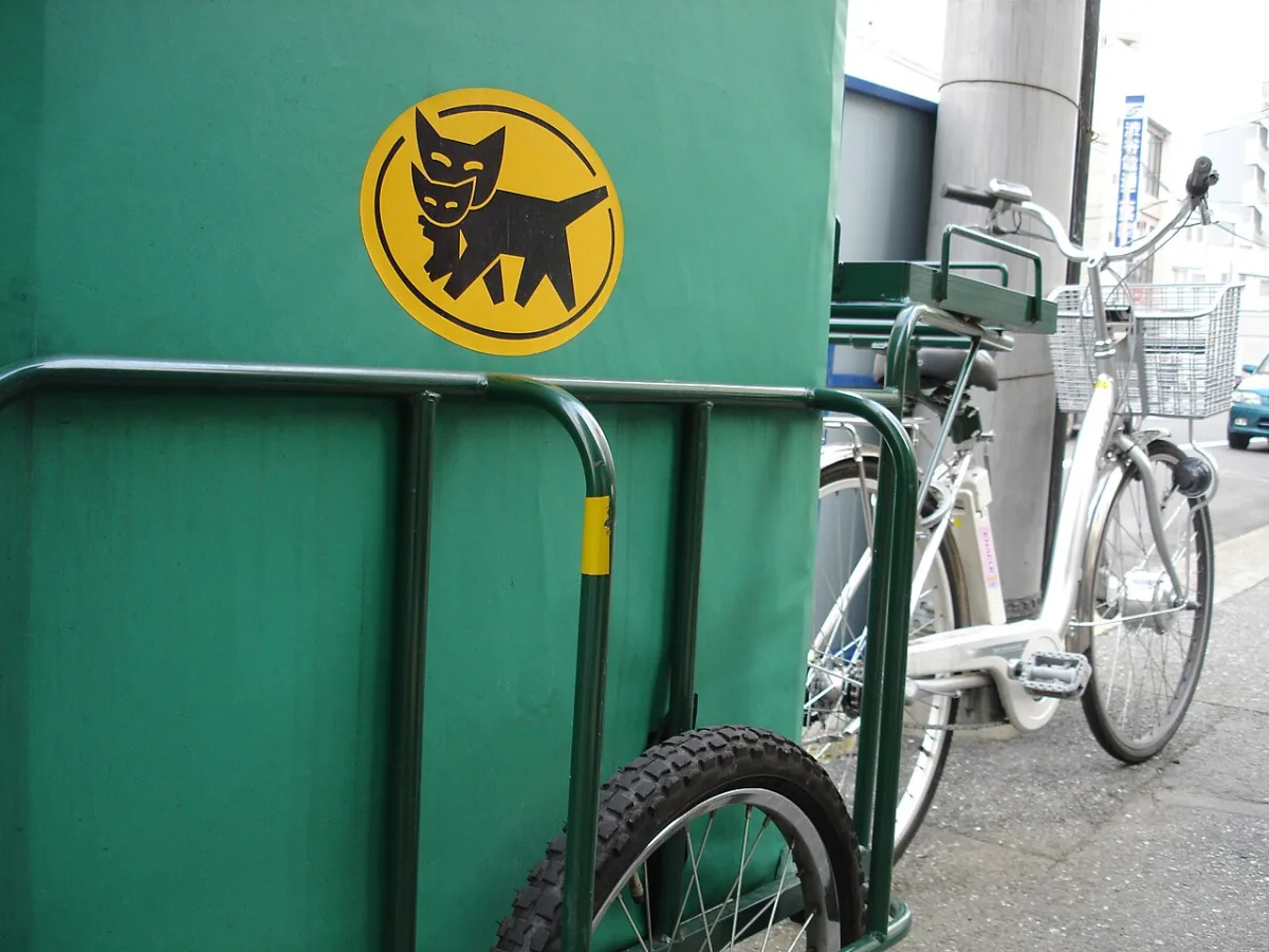 Fiets naast een metalen fietsenrek op straat