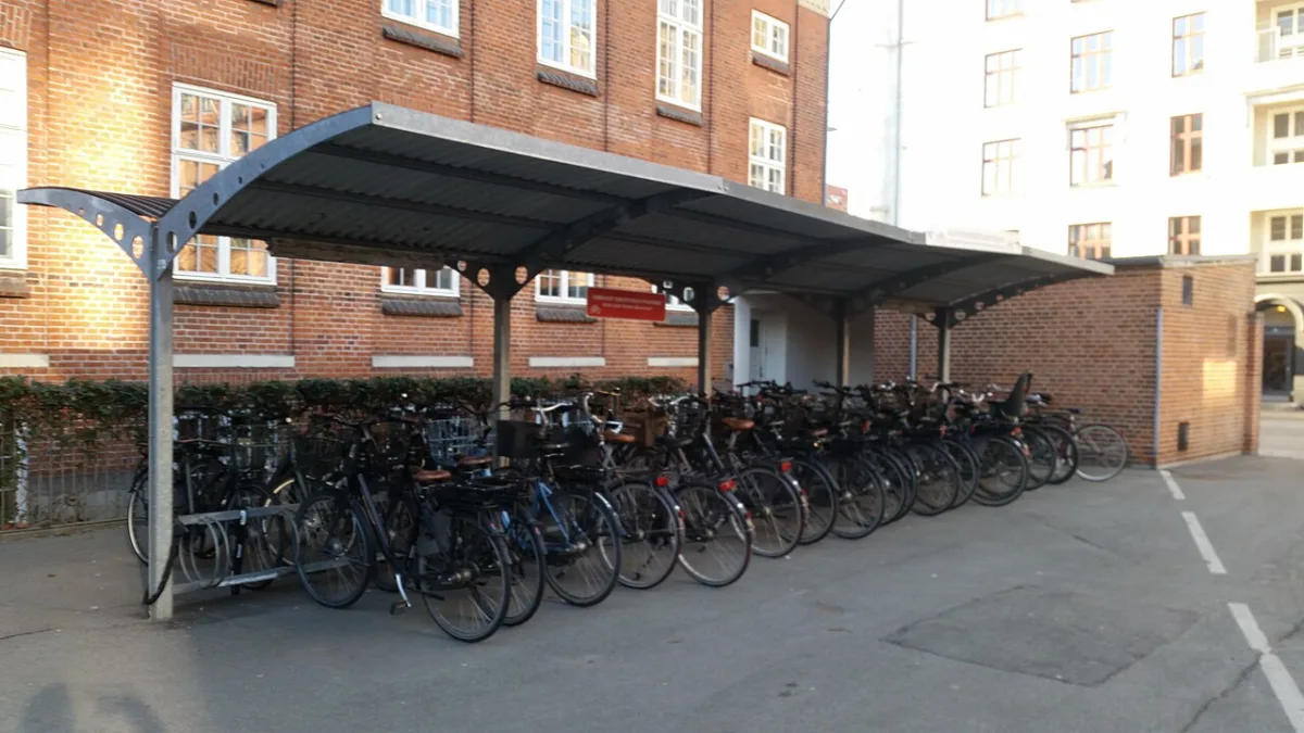 Overdekte fietsenstalling met rijen fietsen naast elkaar