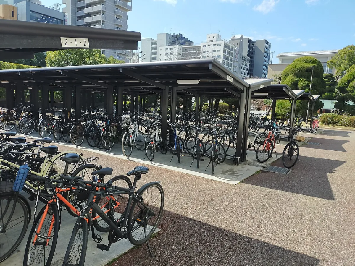 Grote overdekte fietsenstalling met tientallen fietsen